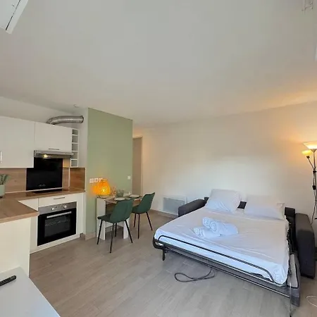 Calme Et Ensoleille Balcon Quartier Port 아파트 *