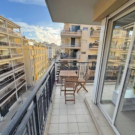 Calme Et Ensoleillé Balcon Quartier Port